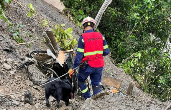 Deslizamiento de tierra  tapó a un bus con 34 personas